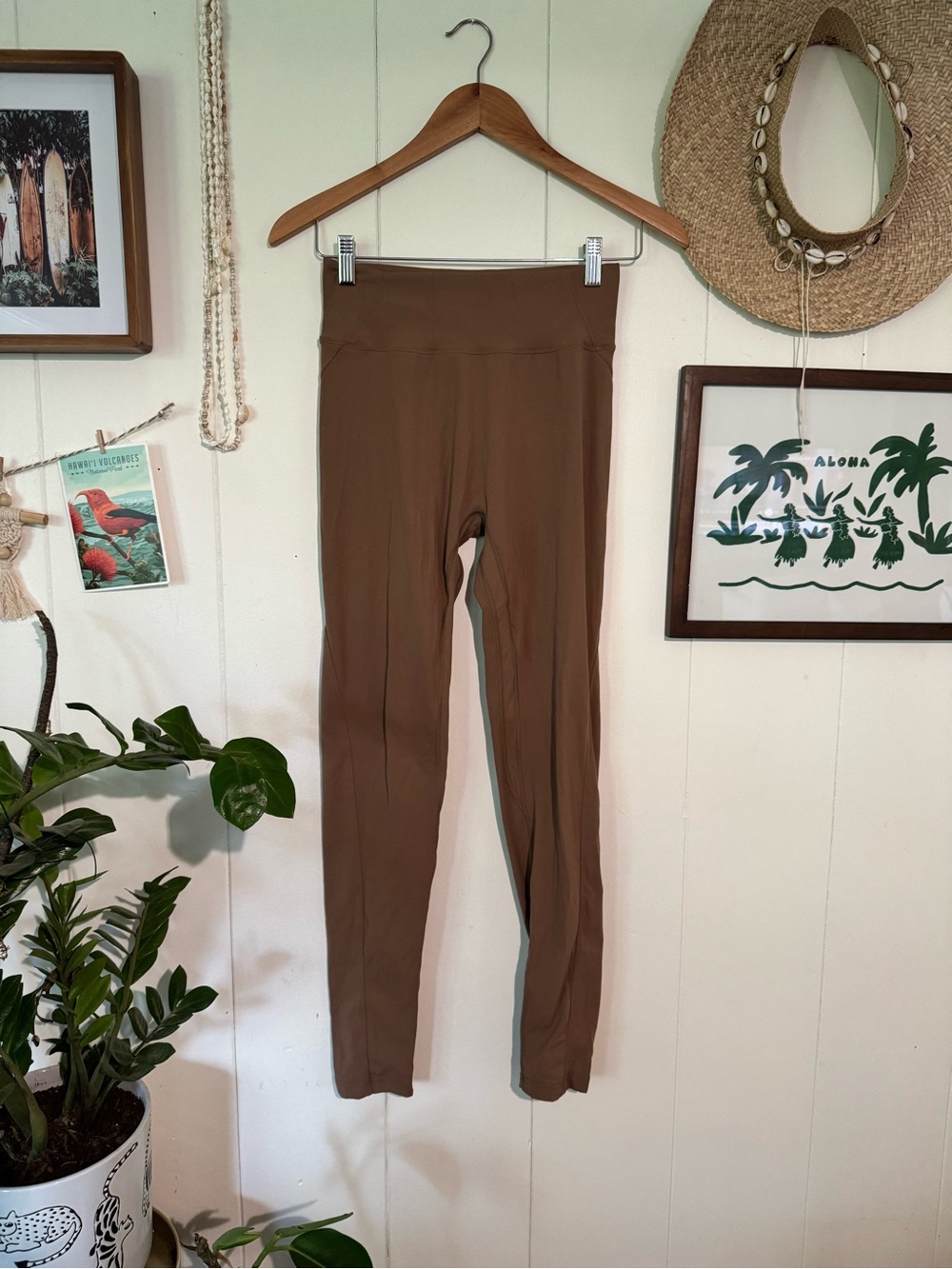 ALPHALETE High-Rise Stretch Leggings in Brown